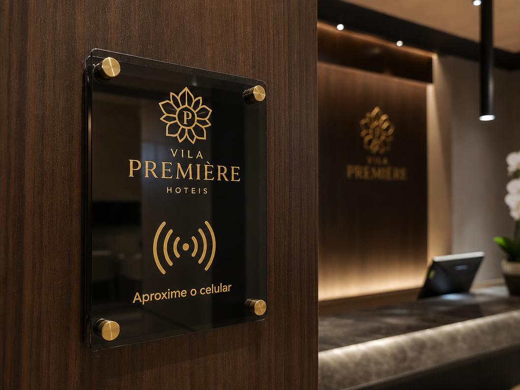 Três placas acrílicas azuis de formatos diferentes com símbolo NFC
